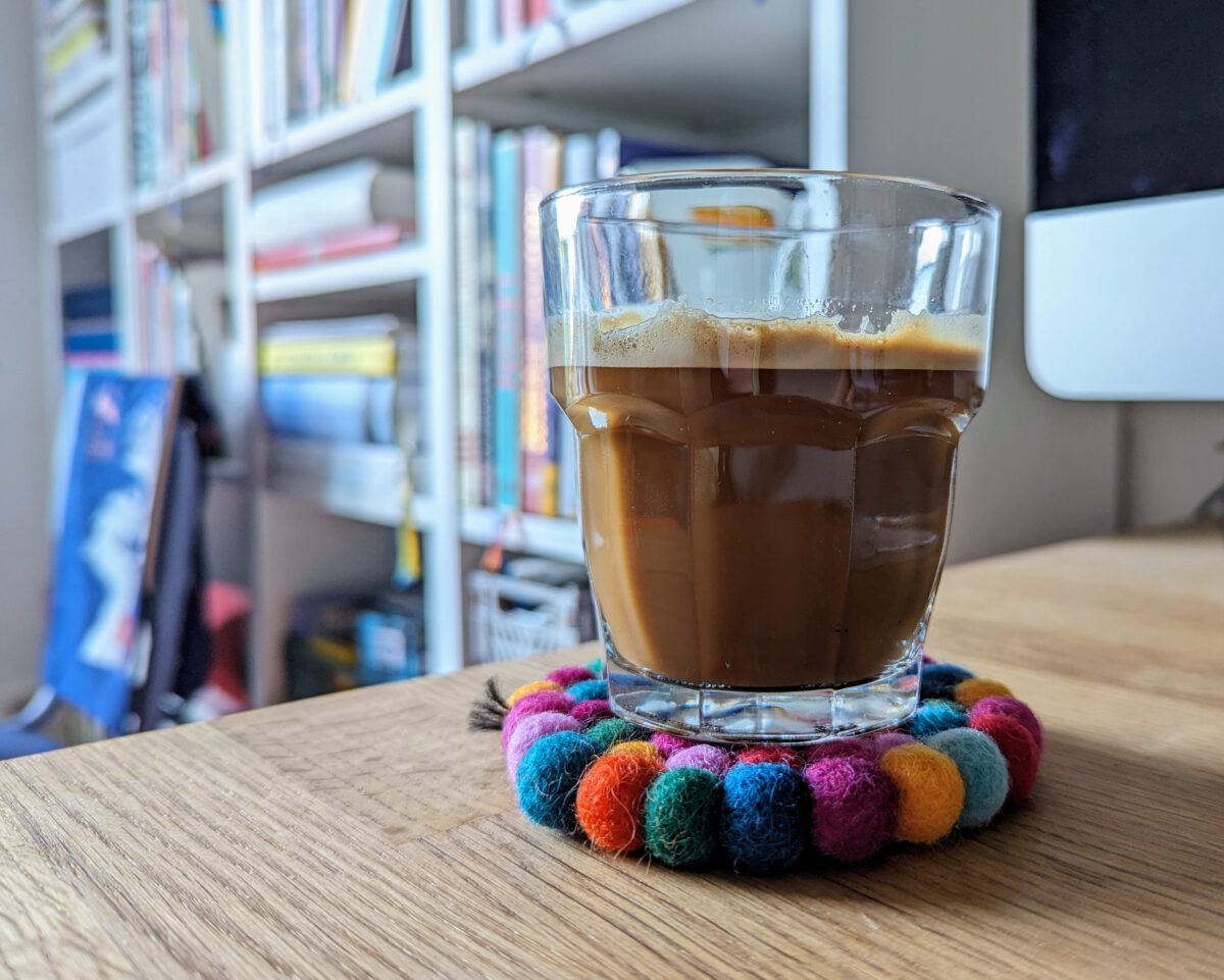 Ein Bistroglas mit Milchkaffee - statt Kuhmilch ist es Kokosdrink