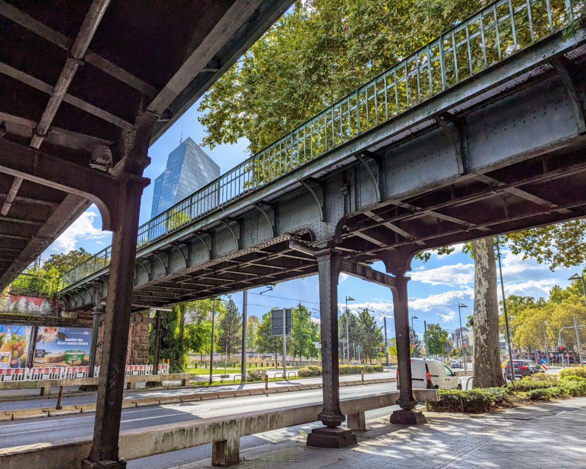 Bild vom EZB-Tower durch die alte Eisenbahnbrücke