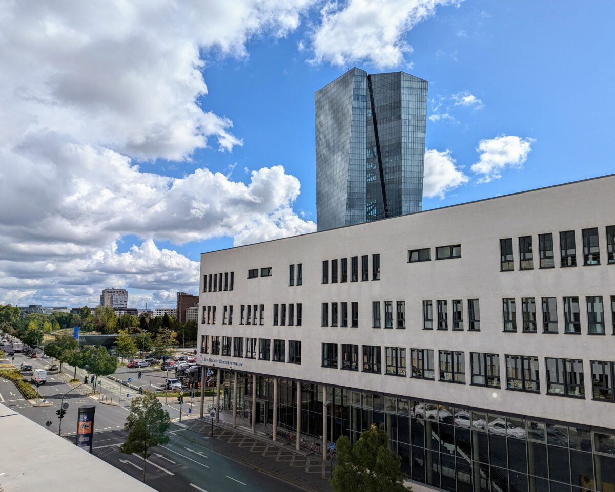 Blick auf die Europäische Zentralbank von der Terrasse der VHS aus.