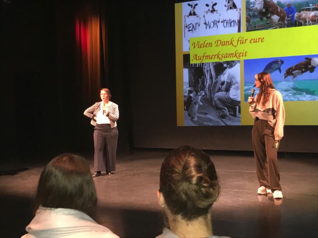 Ich auf der Bühne bei der PowerPoint Karaoke im Gallustheater