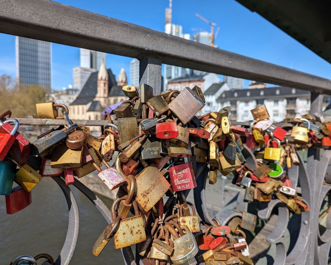 Woran denkst du, wenn die eine Brücke voller Liebesschlösser siehst?