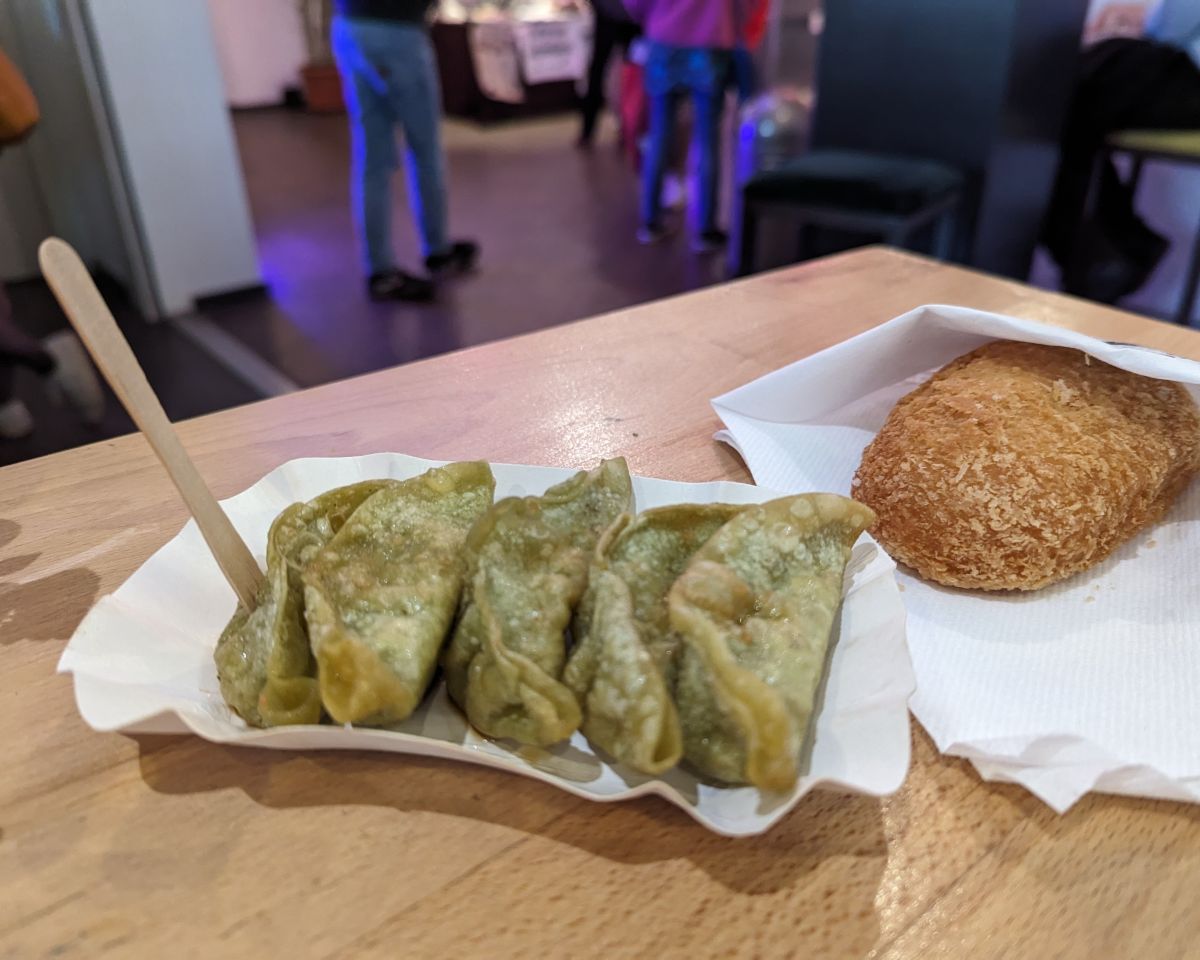 Festival-Snacks: Gyoza und ein Currybrötchen.