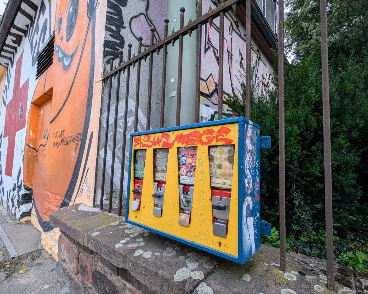 Gelber Kaugummiautomat in Frankfurt Bornheim.