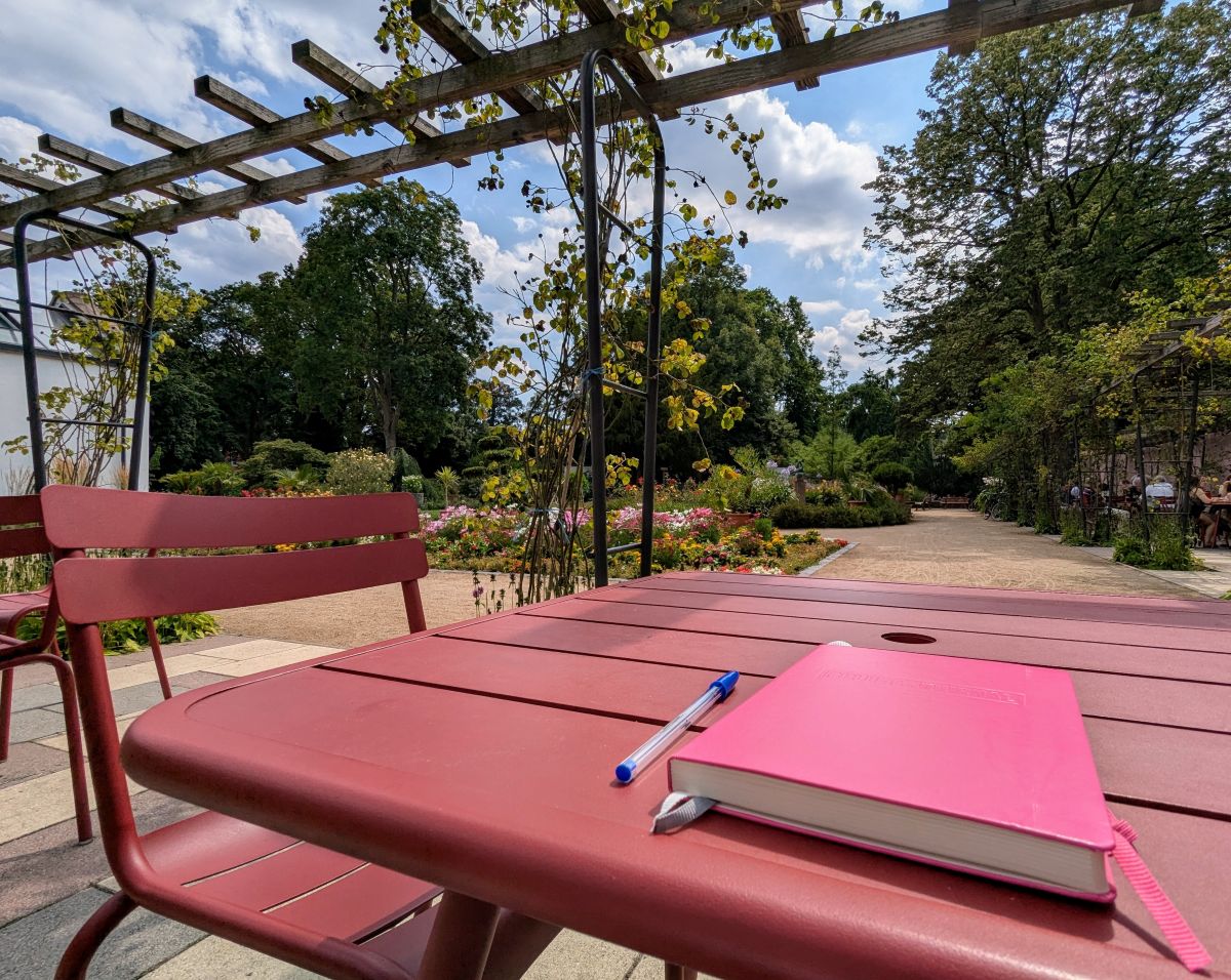 Sonnenplatz im Bethmannpark mit Notizbuch und Bic-Kugelschreiber