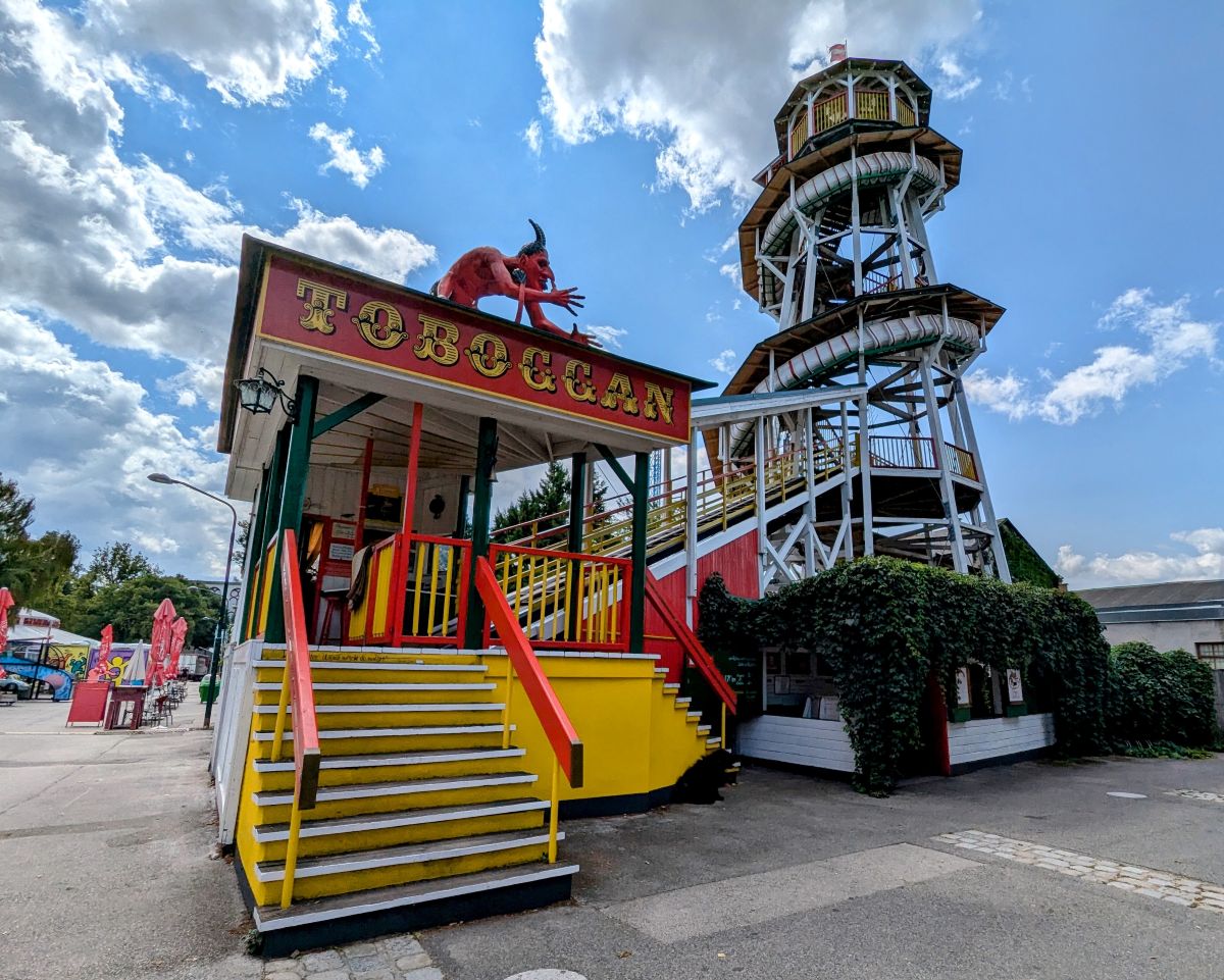 Teuflisches Fahrgeschäft "Toboccan" auf dem Wiener Prater