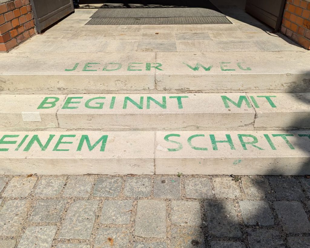 Kirchenstufen "Jeder Weg beginnt mit einem Schritt"