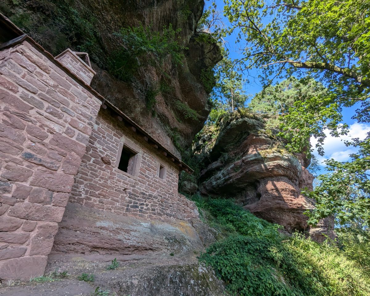 Foto von einem Felsenhaus in den Vogesen.