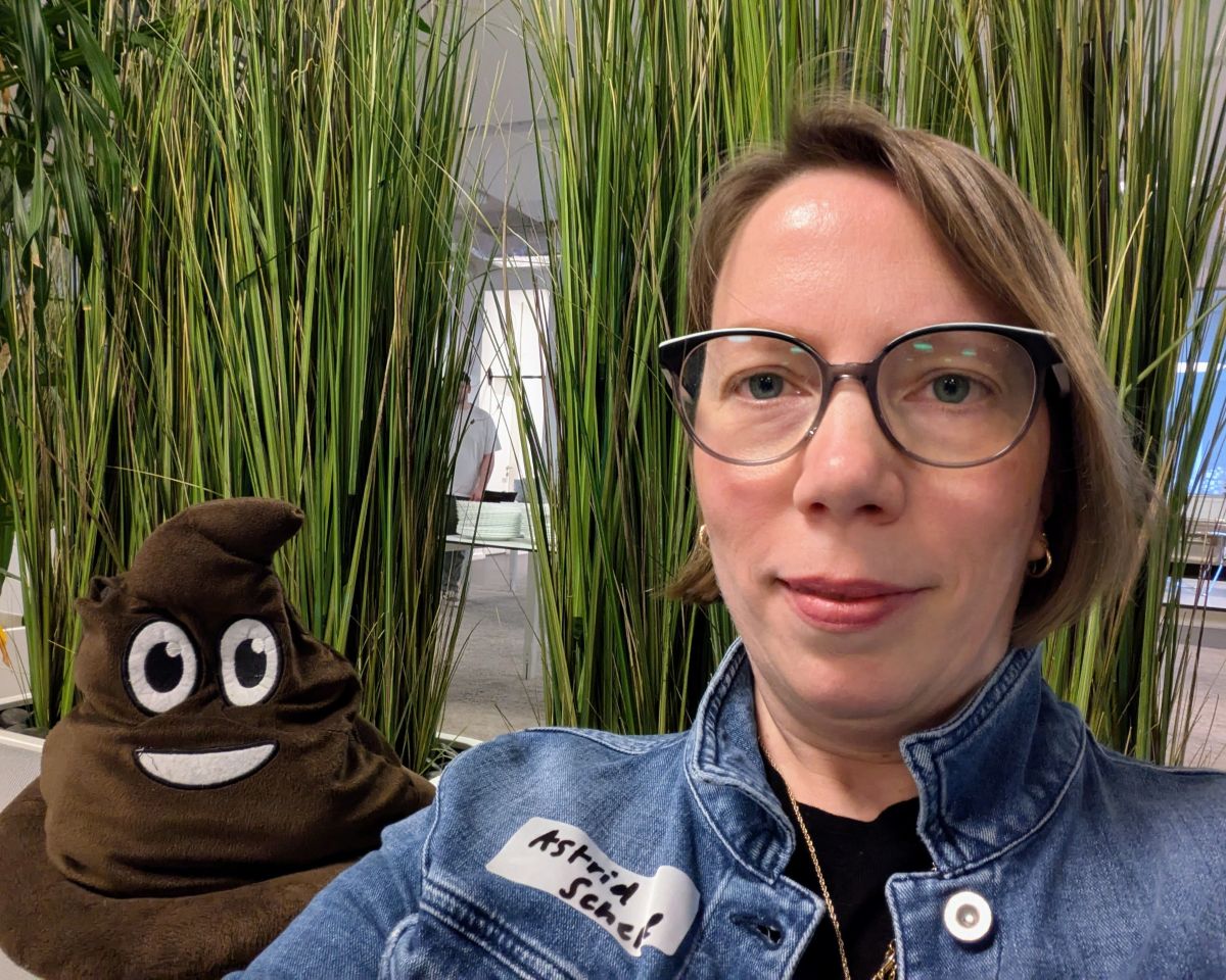 Selfie in der Lounge-Ecke vom Barcamp mit Kuschel-Kacka-Emoji
