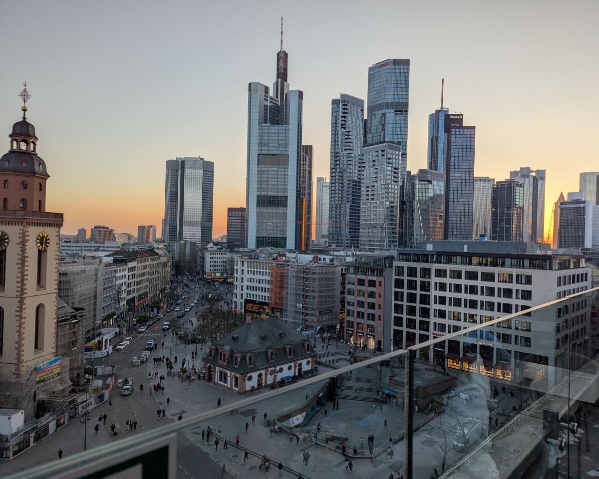 Frankfurter Skyline in der Abenddämmerung. Vor den Hochhäusern liegt die Frankfurter Hauptwache