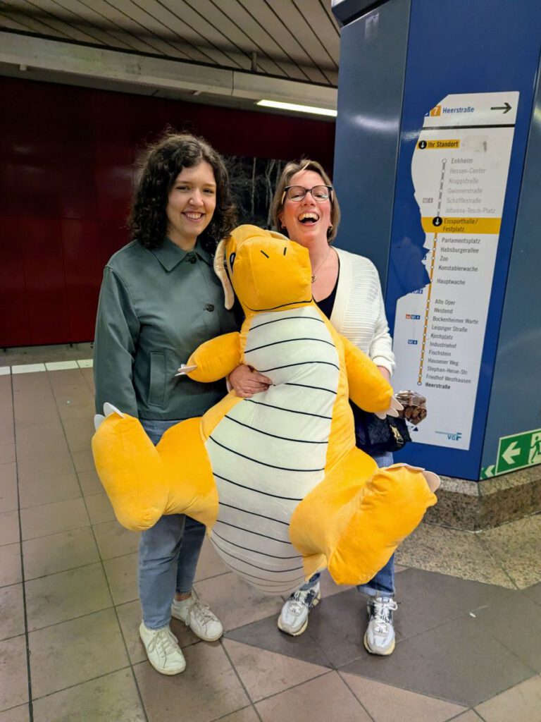 Astrid und Rebecca in der U-Bahn mit einem geliehnenen Riesenstofftier