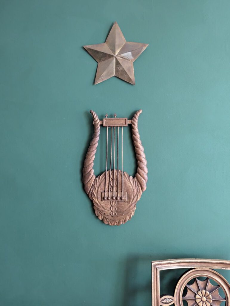 Die Lyra und der Stern aus Messing an einer Wand im Goethehaus markieren das "Geburtszimmer".