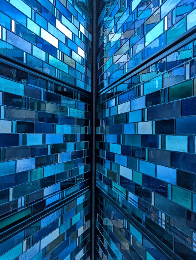 Blaues Eckfenster des Deutschen Romantikmuseums. Blau als Farbe der Sehnsucht.