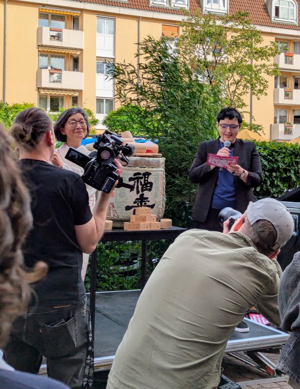 Marion Klomfass hält eine Rede zur Eröffnung des 25. Filmfestivals, danach wird sie das Sake-Fass anstechen.