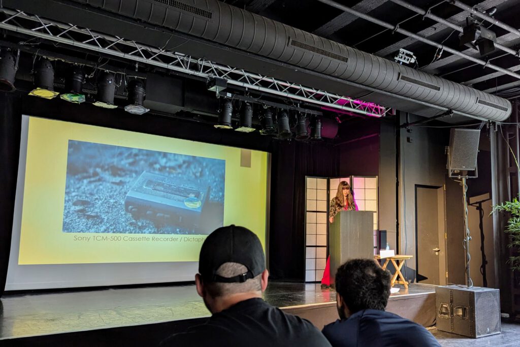 Karin Fleck beim Vortrag mit Präsentation über Walkman und Mixtape.