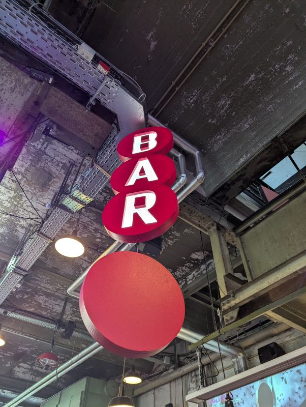 Das große BAR-Schild an der Decke der Naxoshalle.
