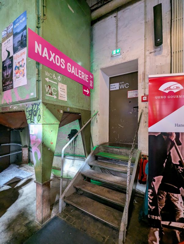 In der alten Industriehalle ist mit einem großen pinken Schild die Naxosgalerie ausgeschildert.