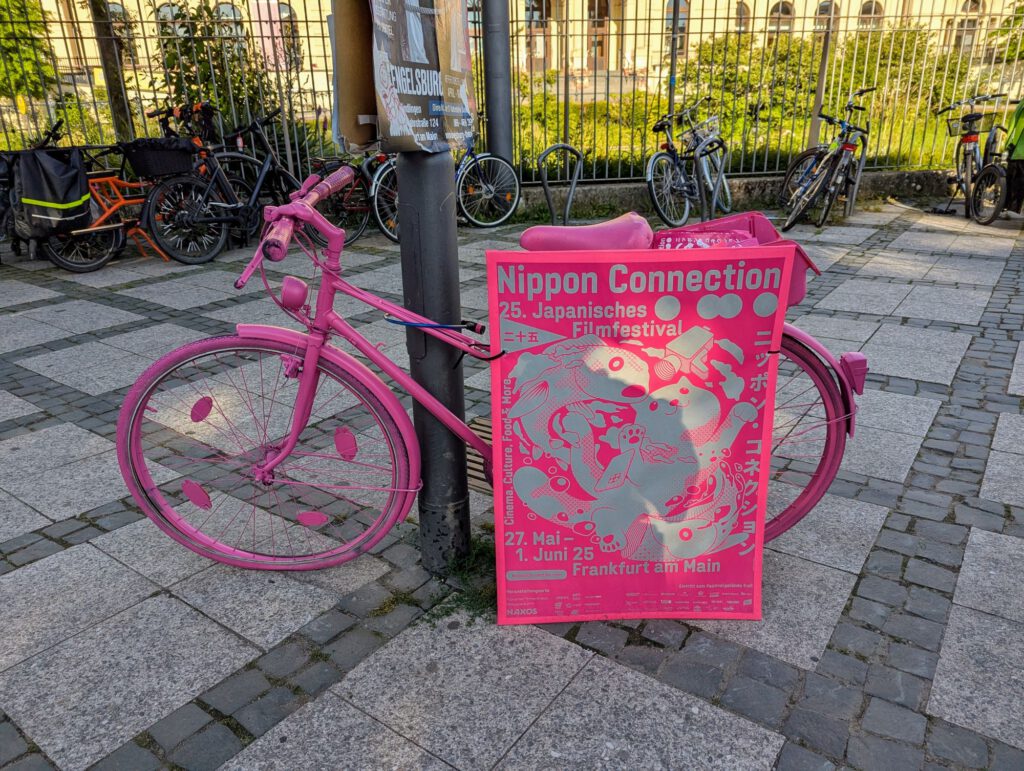 Das Pinkfarbene Fahrrad zeigt jedes Jahr an verschiedenen Plätzen in der Stadt, dass das Festival stattfindet. Hier vor dem Frankfurter Zoo