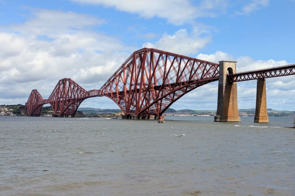 Ein perfekter Blick auf die Forth Bridge, die sich über den Firth spannt.
