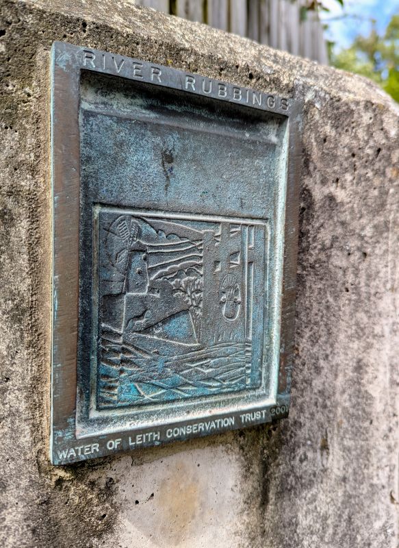Entlang des Water of Leith kann man sich kleine Kunstwerke in sein Notizbuch abpausen.