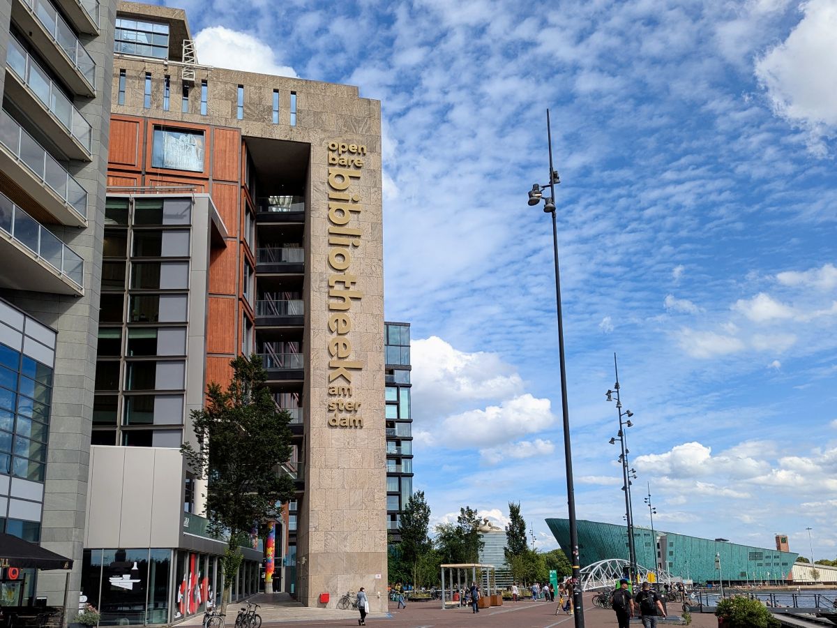 Fassade der Openbaren Bibliotheek in Amsterdam, die ein bisschen an ein aufgeklapptes Buch erinnert.