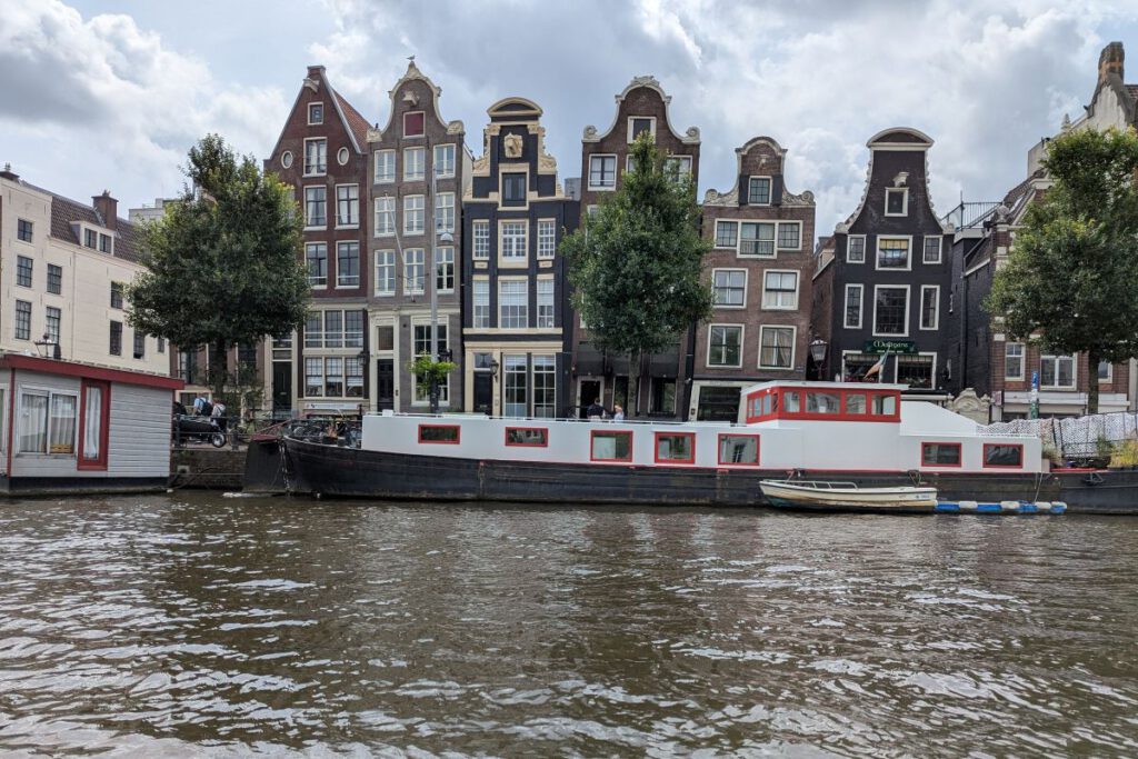 Die berühmte Amsterdamer Häuserzeile vom Wasser aus fotografiert.