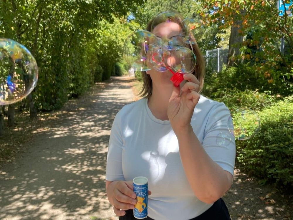 Astrid macht Seifenblasen