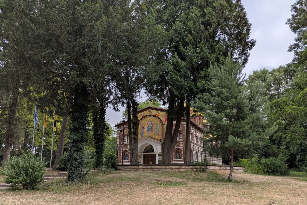 Georgios Kapelle im Gründeburgpark hinter Bäumen.