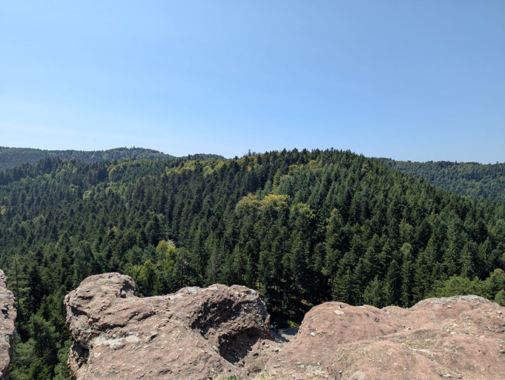 Ausblick über die Vogesen von einem Felsen aus, der nicht befestigt ist.