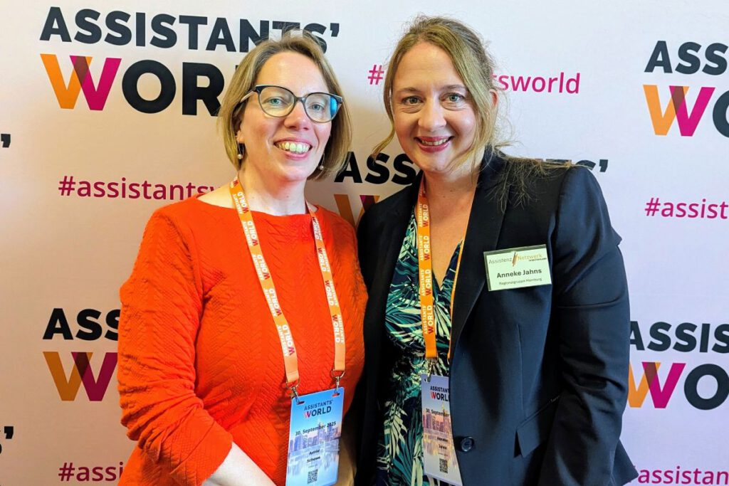 Astrid Schewe und Anneke Jahns mit Konferenz Badges auf der Assistants World 2025