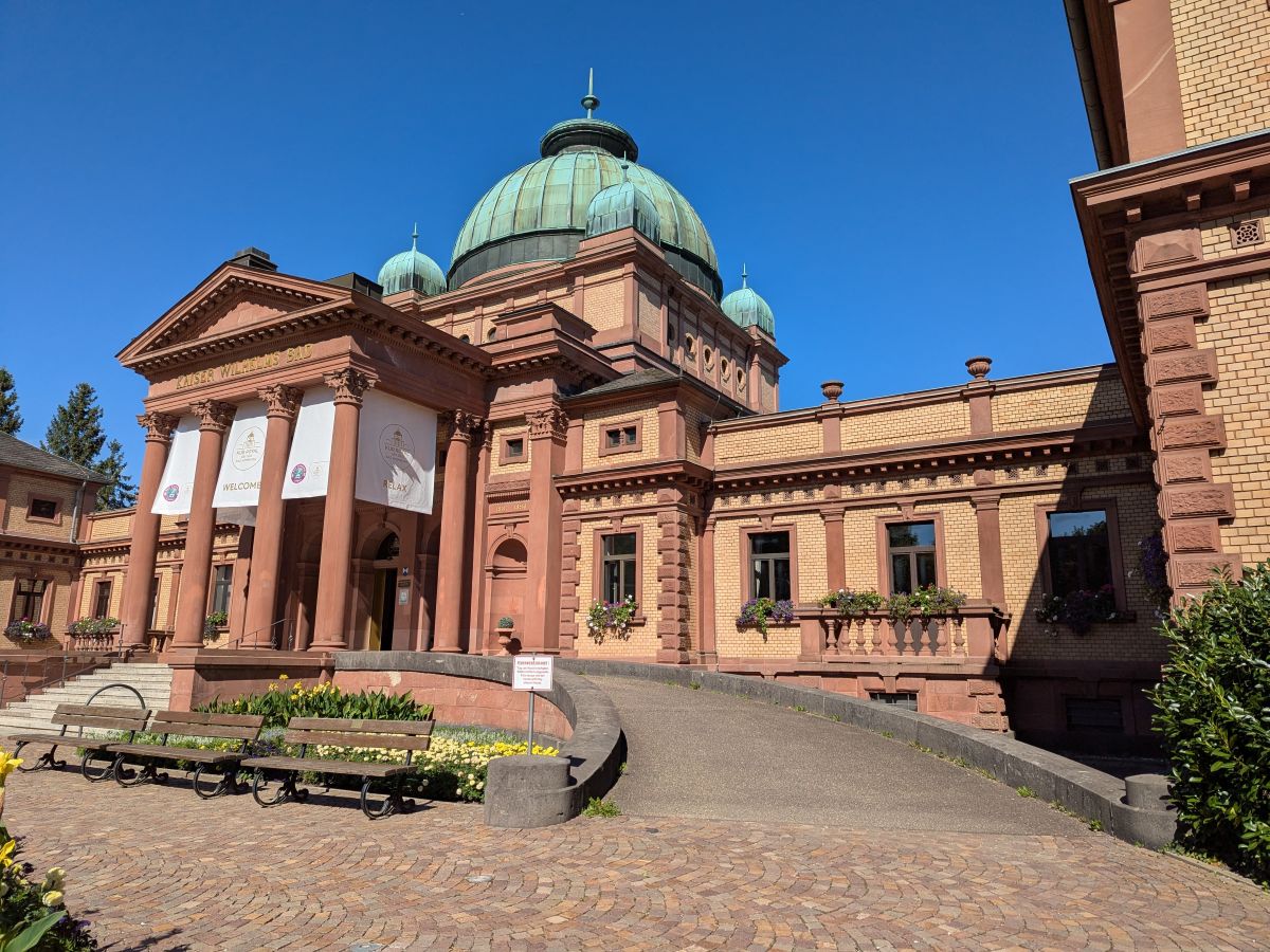Das Kaiser-Wilhelm-Bad in der Herbstsonne.