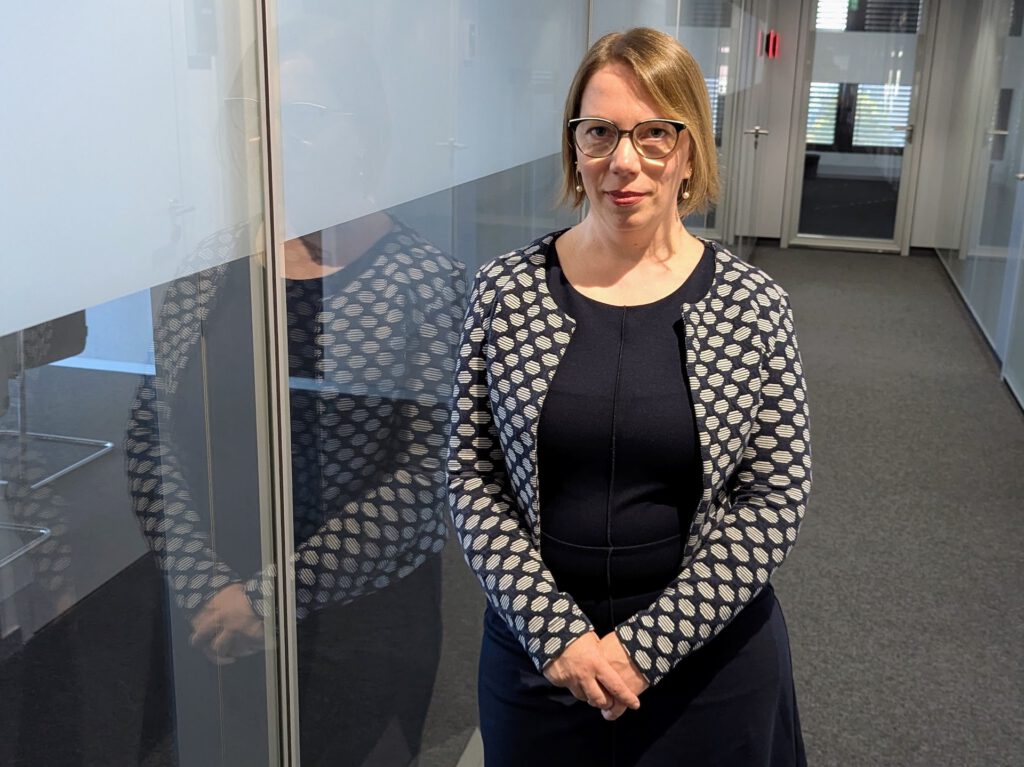 Astrid Schewe auf der Konferenz-Etage