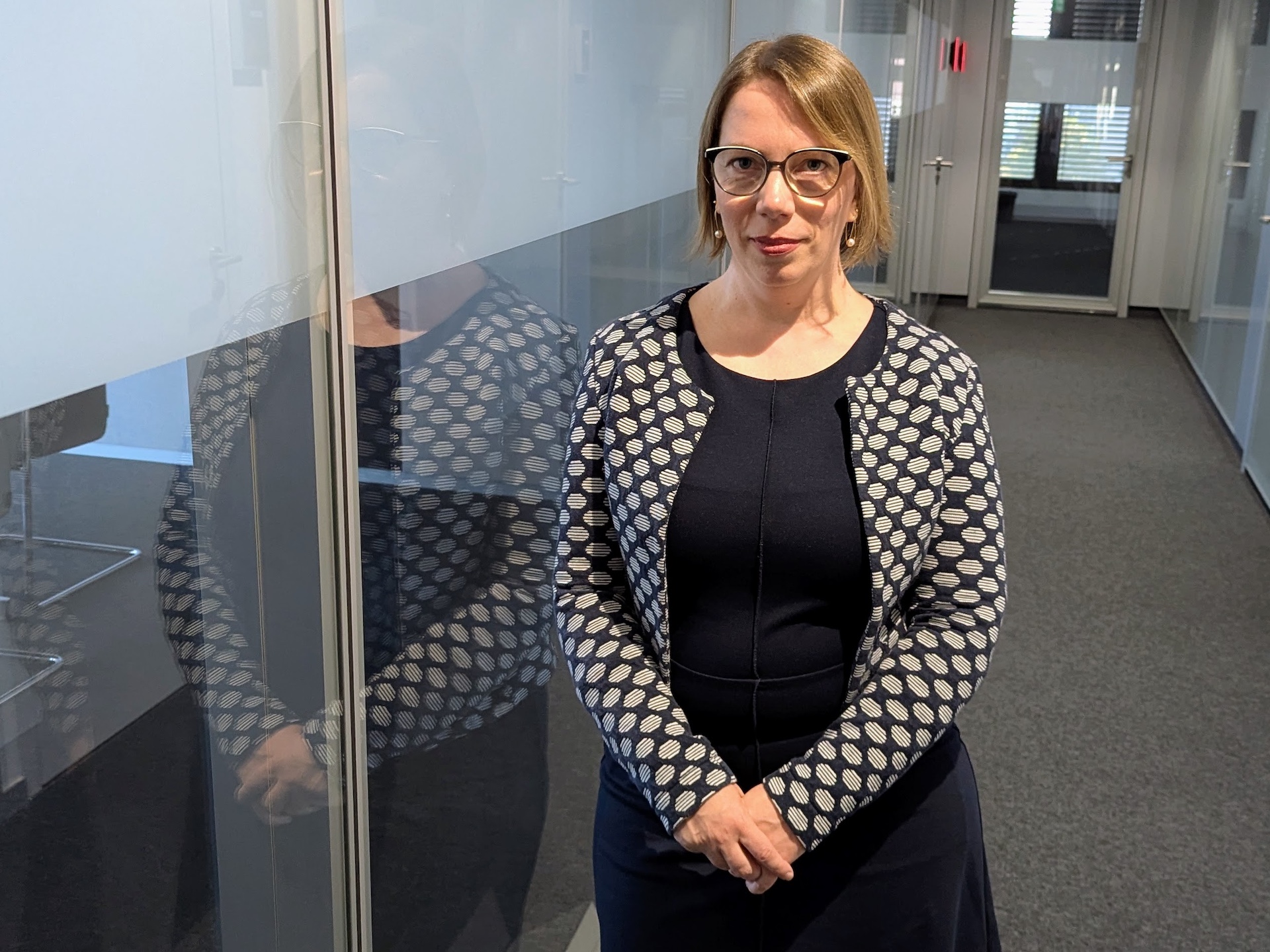 Astrid Schewe auf der Konferenz-Etage