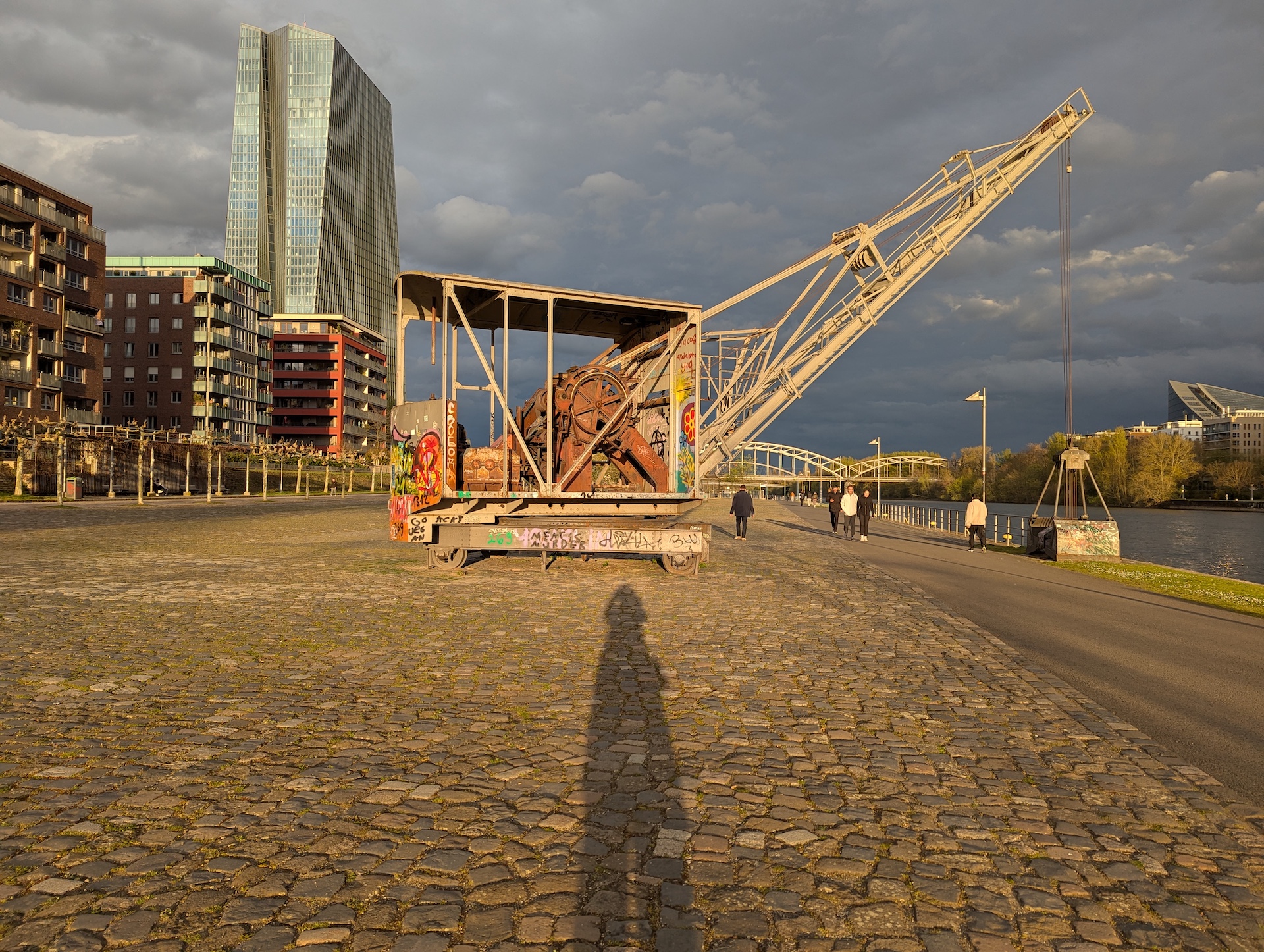 Der Frankfurter Westhafen und die EZB.