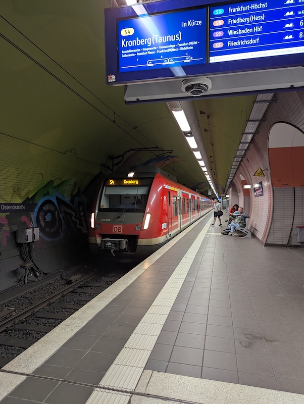 Von Frankfurt aus mit der S4 nach Kronberg