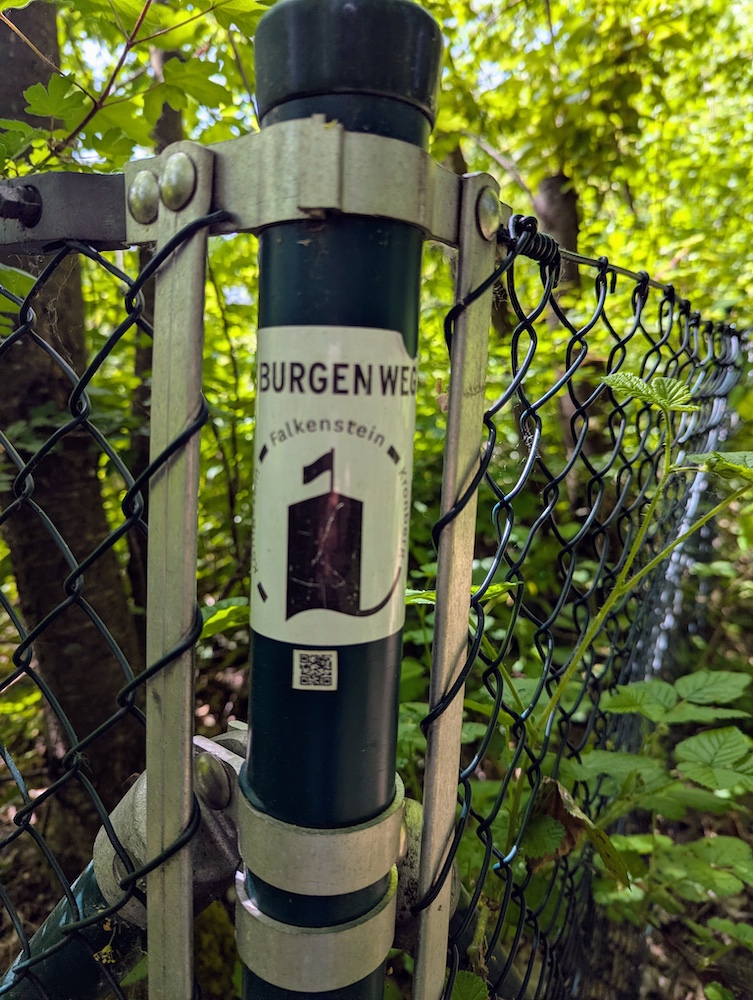 Drei Burgen Weg im Taunus ist mit Stickern beschildert - viele waren es nicht.