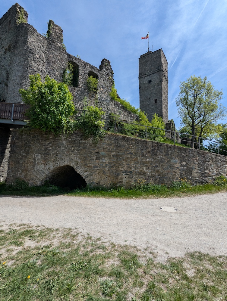Die Burg Königstein hat einen Turm, auf den man hochsteigen kann.