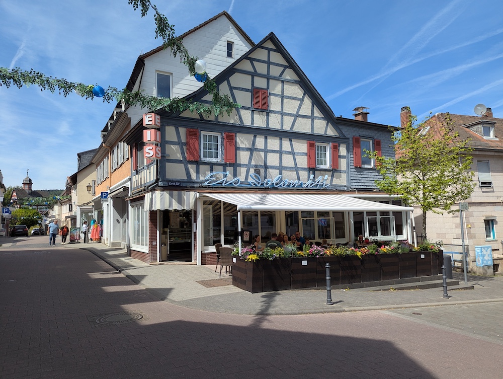 Königstein hat Fifties Flair. Eis Dolomiti war das bessere Eiscafé.