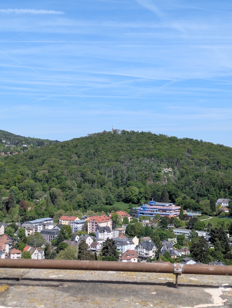 Blick vom Turm der Burg Königstein auf das Kurbad und die Burgruine Falkenstein.