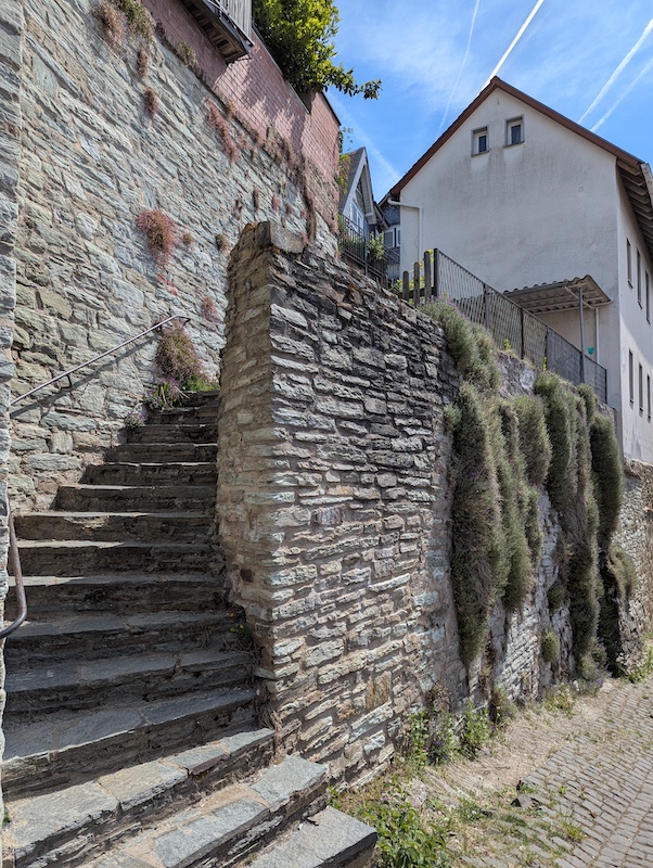 Pitoresque Treppen, Gärtchen und alte Mauern in Kronberg