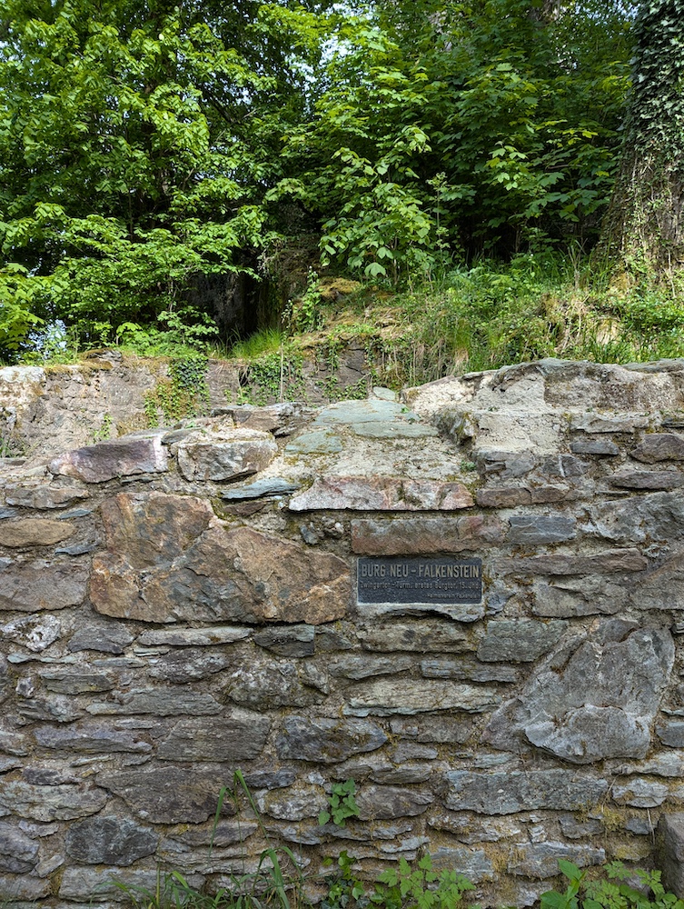 Vor der alten Burgruine steht die neue Burgruine.