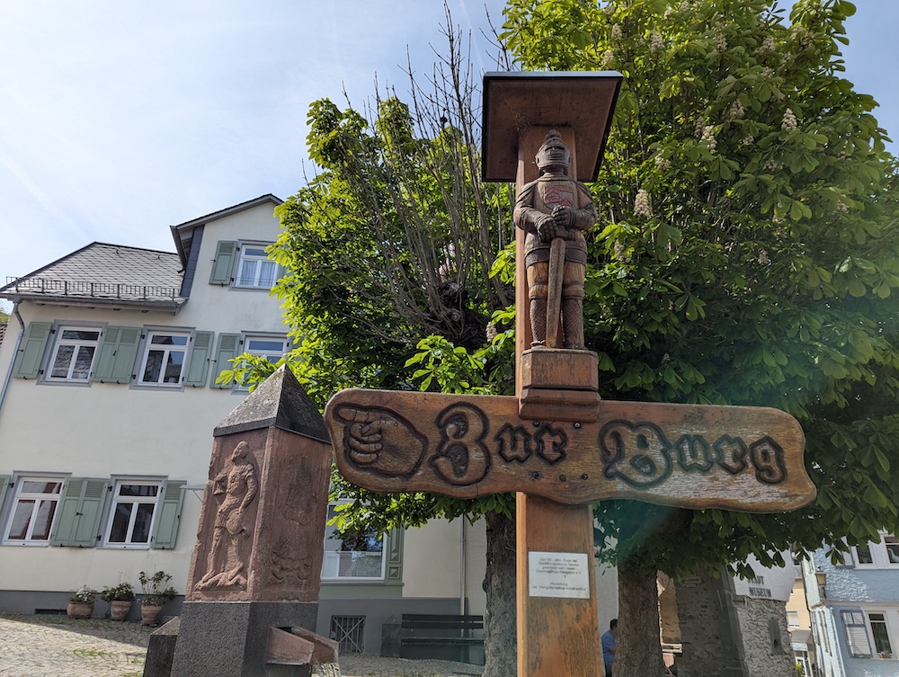 Der Wegweiser zur Burg Königstein.
