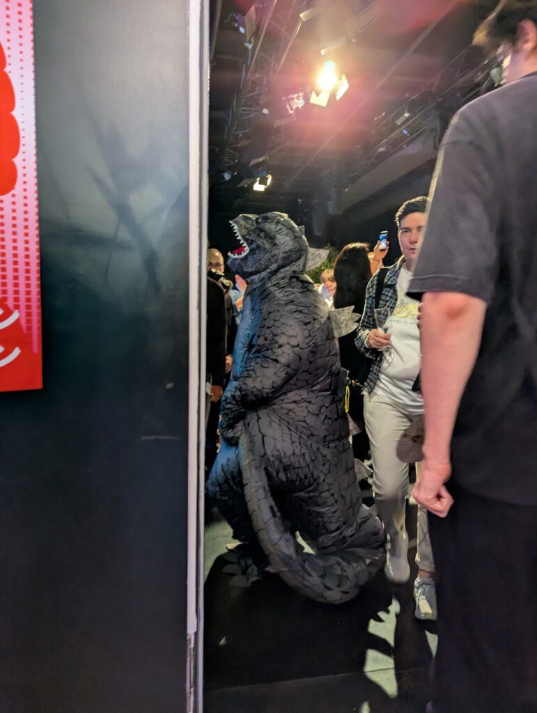 Glitzer und Godzilla bei den Welcome-Drinks