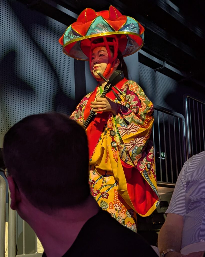 Kanako Horiuchi spielt die Sanshin.