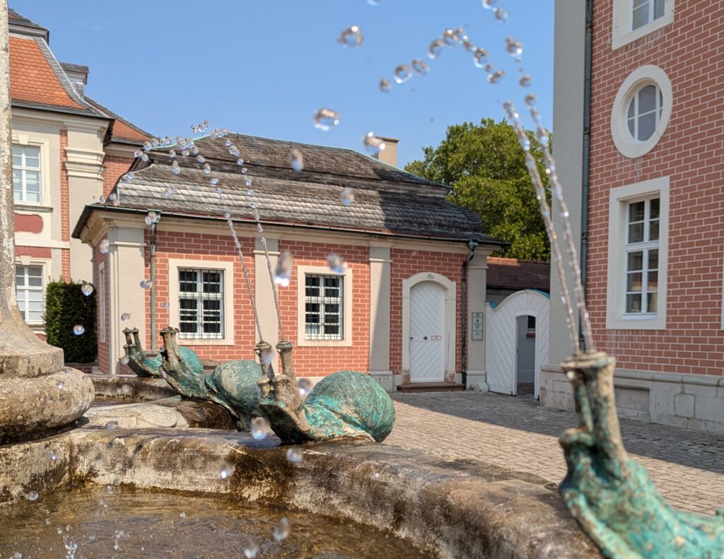 Amalienbrunnen in Bruchsal. Das Wasser spritzt bei diesem Brunnen aus Schneckenfühlern, total niedlch.