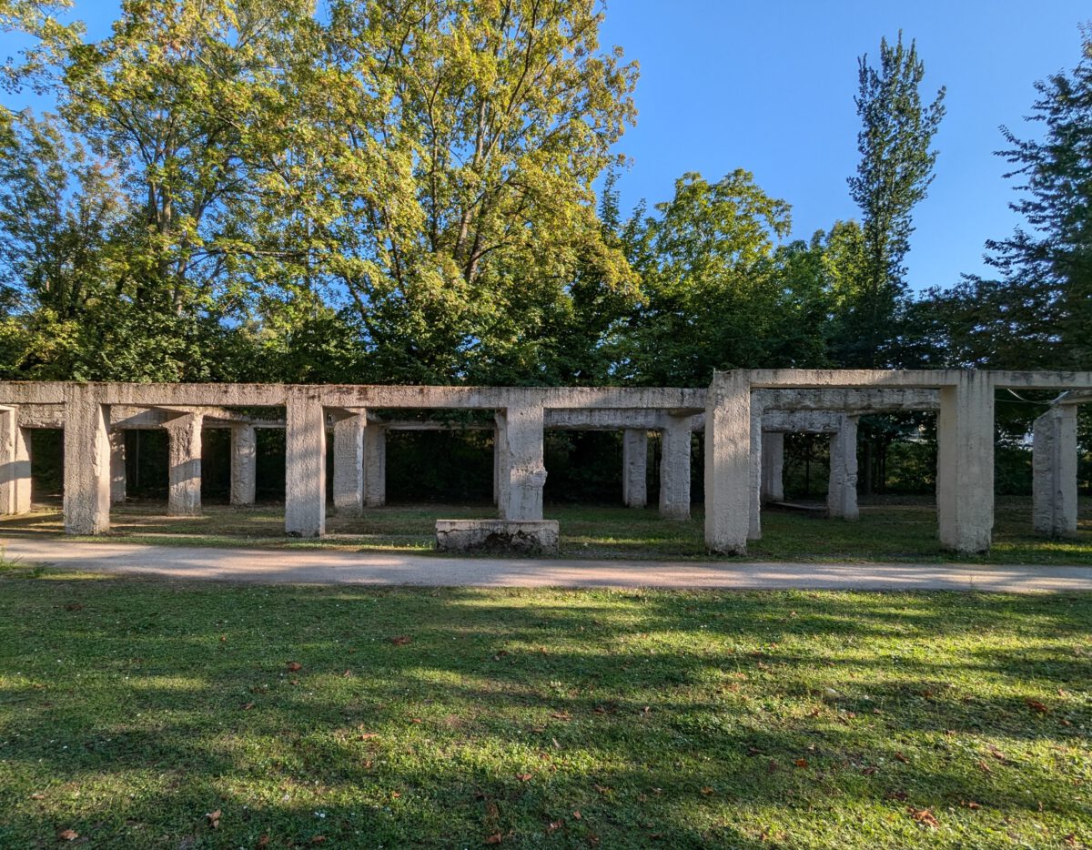 Am Eingang des Lilu steht ein altes Fundament der Umkleidekabinen