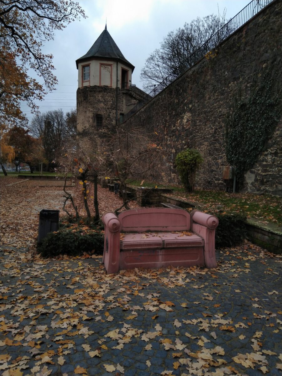 Nix für Drinnies: Outdoor-Sofa im Herbst