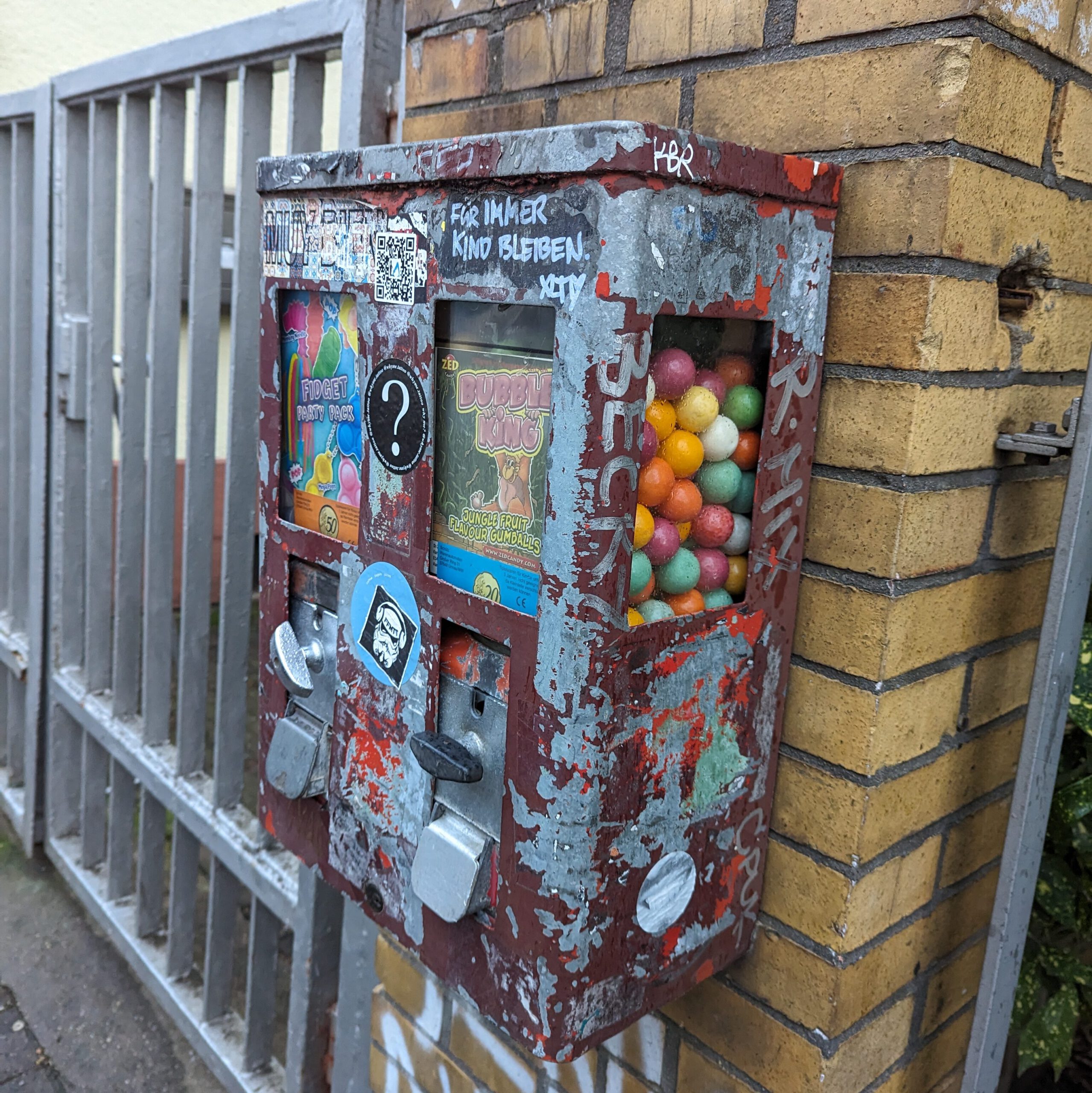 Kaugummiautomat im Frankfurter Nordend.