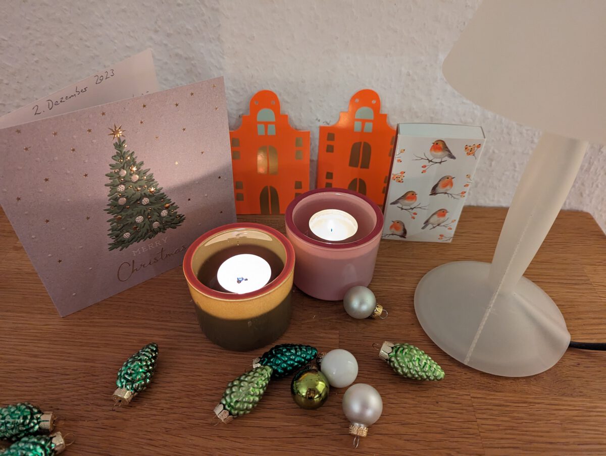Kleine Weihnachtsdekoration mit Kerzen und Karte