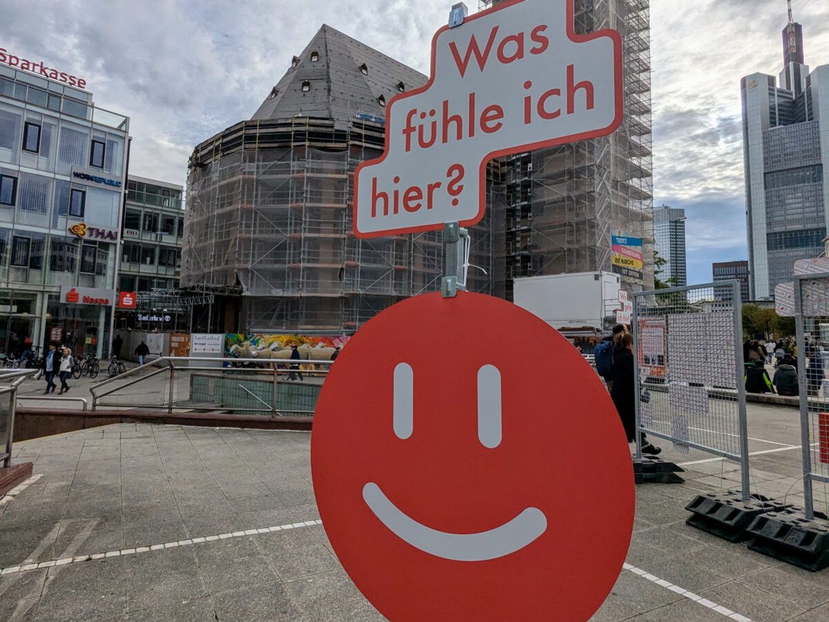 Foto Frankfurter Zeil, Hauptwache mit Schild "Was fühle ich hier?"